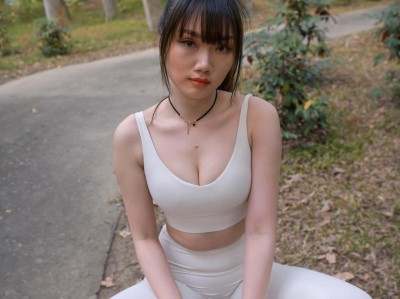 逛街的白色瑜伽裤女孩