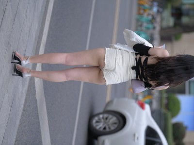 长发飘飘的白色热裤美丽女孩【49P】